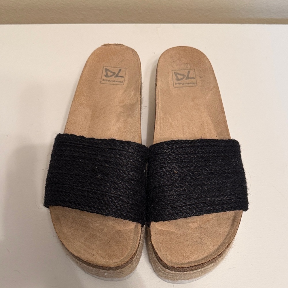 Dirty Laundry Black and Tan Woven Sandals